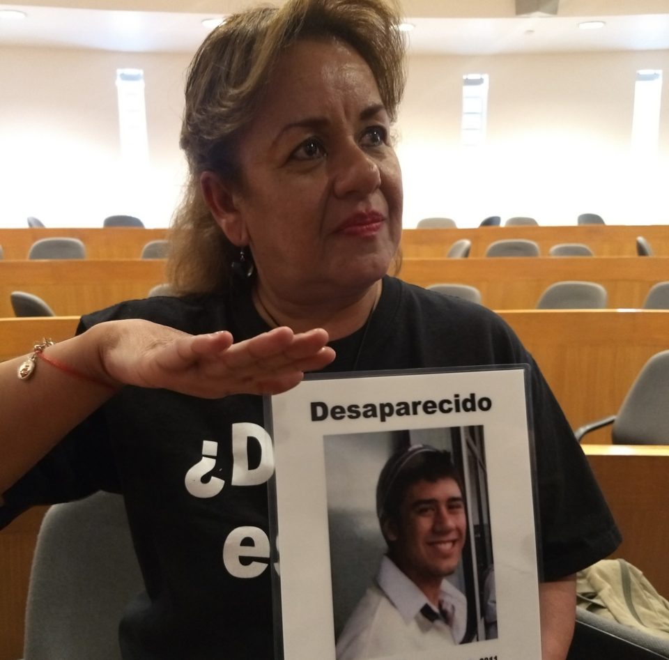 Irma Hidalgo busca a su hijo Roy, secuestrado en 2011 por un comando armado. / Paola Morales 