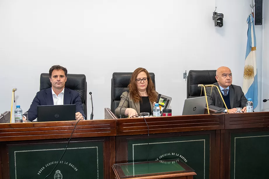 (De izquierda a derecha) El juez Ignacio Fornari, la jueza Sabrina Namer (presidenta) y el juez Adrián Grünberg, integraron el Tribunal Oral Federal N°6 en este debate. - Foto: Diego Salotto / Fiscales.gob.ar