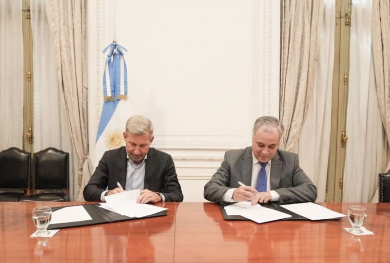 Gobernador Rogelio Frigerio y director de ANSES firmando el acuerdo por el déficit previsional Entre Ríos.