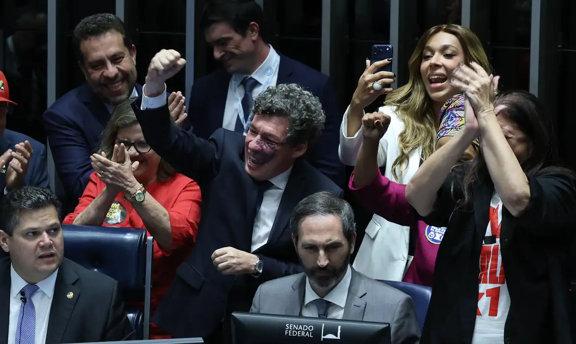 El Senado de Brasil aprueba el fin de la escala 6x1 y reduce la jornada laboral - Plaza de Mayo Info